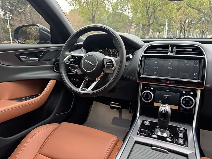Фото 6 - Jaguar XE L