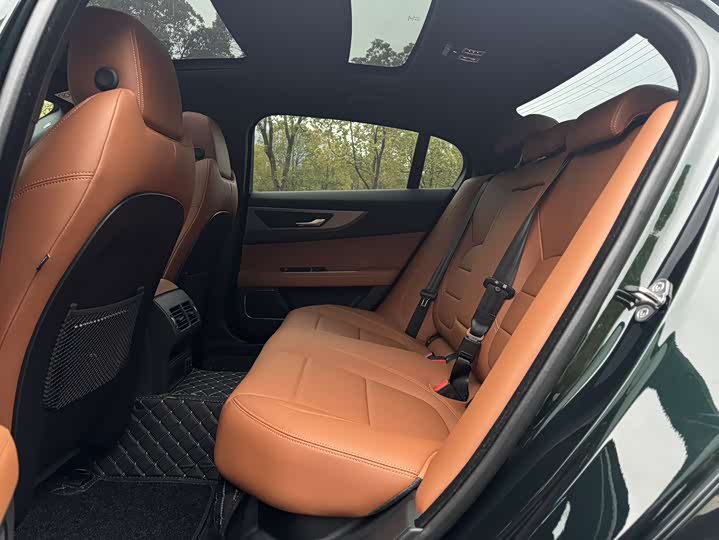 Фото 7 - Jaguar XE L