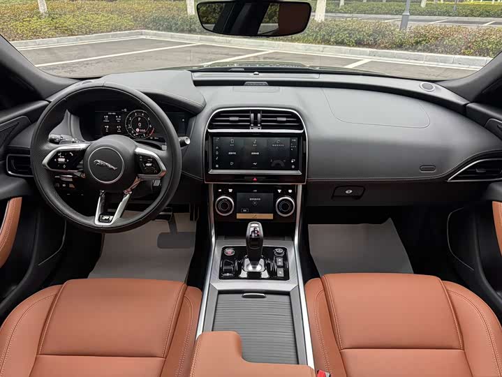 Фото 8 - Jaguar XE L
