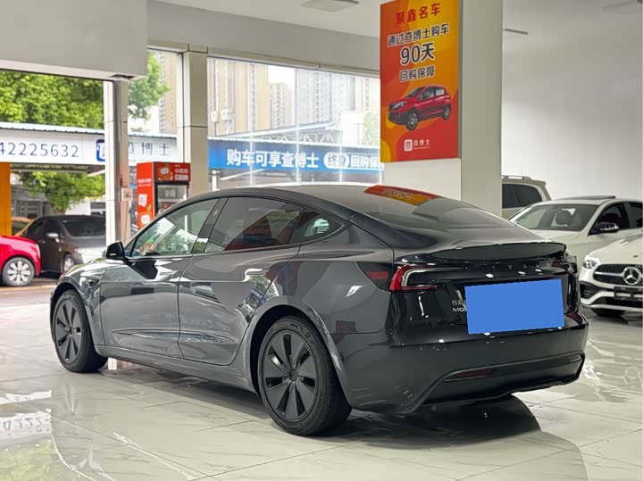 Фото 4 - Tesla Model 3