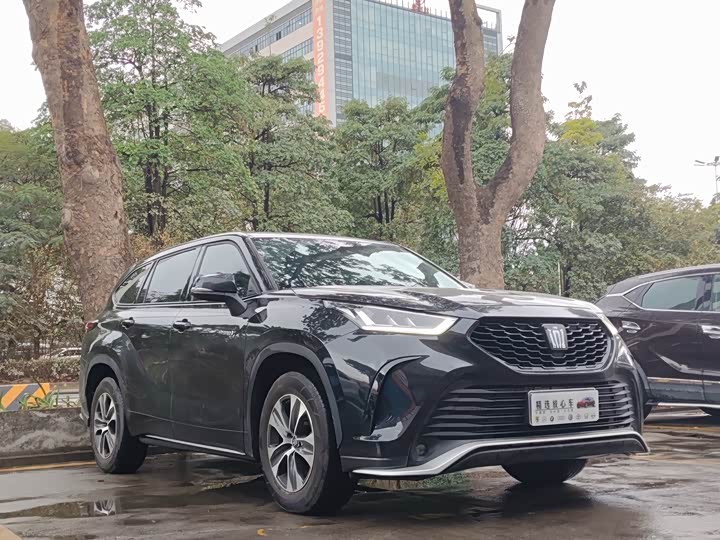 Photo 3 - Toyota Crown Kluger