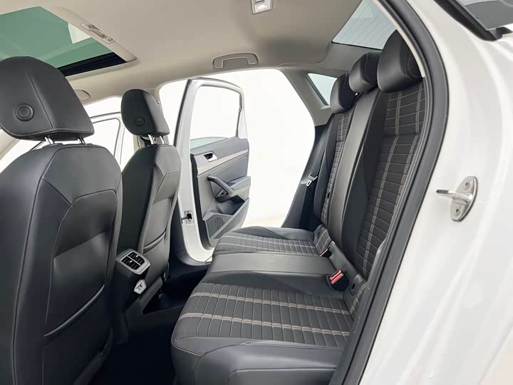 Фото 8 - Volkswagen Lavida