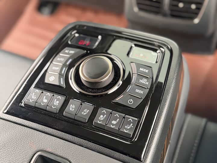 Фото 9 - Hongqi H7