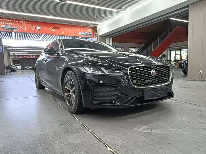 Photo 3 - Jaguar XF L