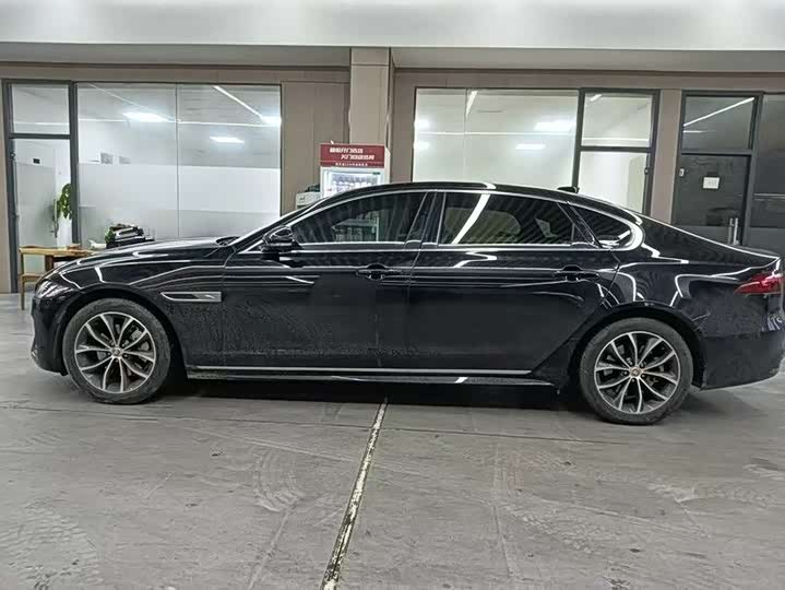 Photo 4 - Jaguar XF L