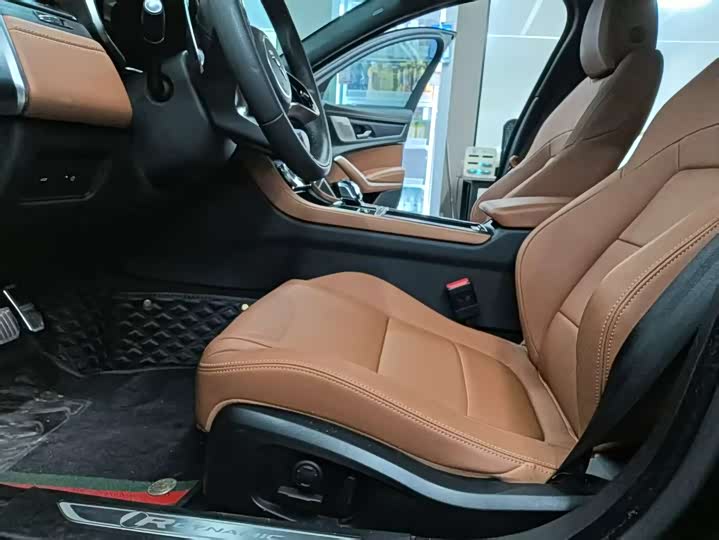 Photo 5 - Jaguar XF L