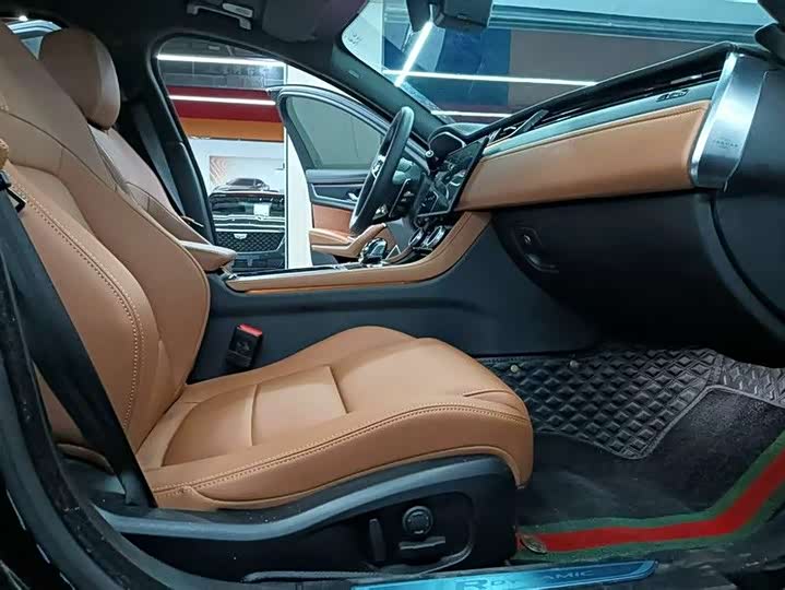 Photo 6 - Jaguar XF L