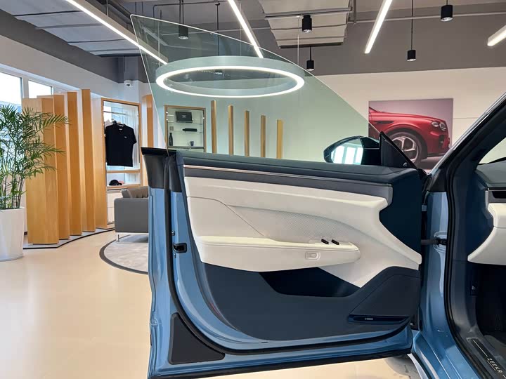 Фото 7 - Zeekr 001