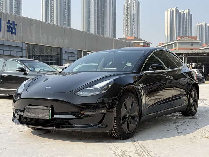Фото 1 - Tesla Model 3