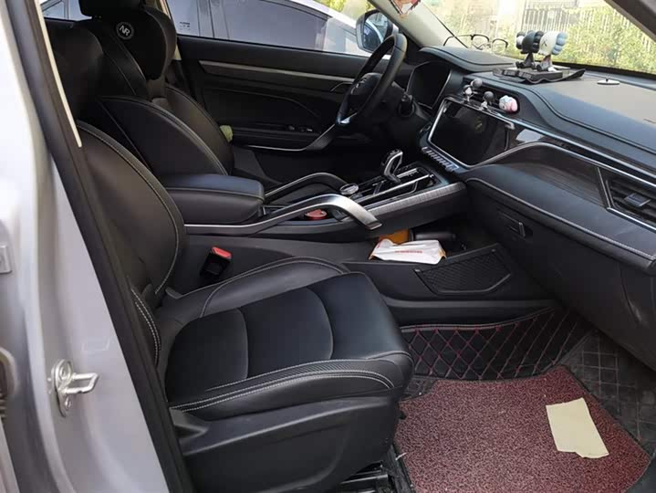 Фото 8 - Geely Atlas