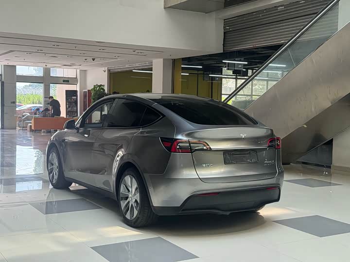 Photo 7 - Tesla Model Y