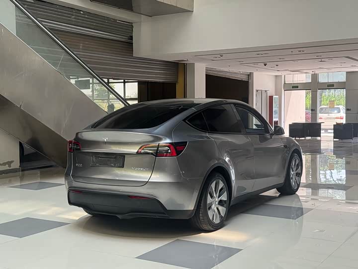 Photo 8 - Tesla Model Y