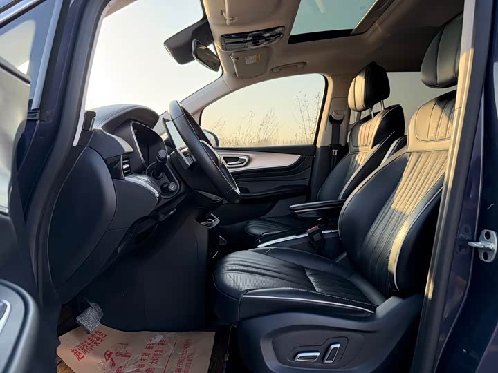 Фото 4 - Roewe iMax 8