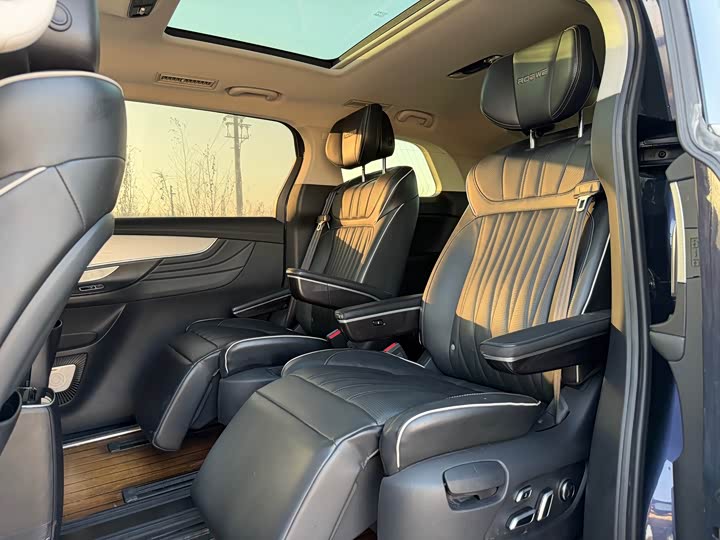 Фото 5 - Roewe iMax 8