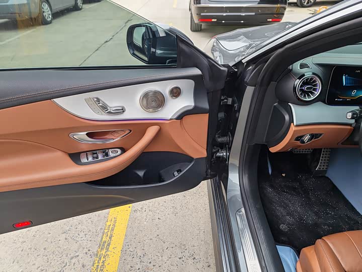 Фото 3 - Mercedes-Benz E-Class