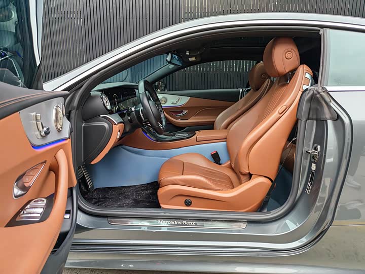 Фото 4 - Mercedes-Benz E-Class