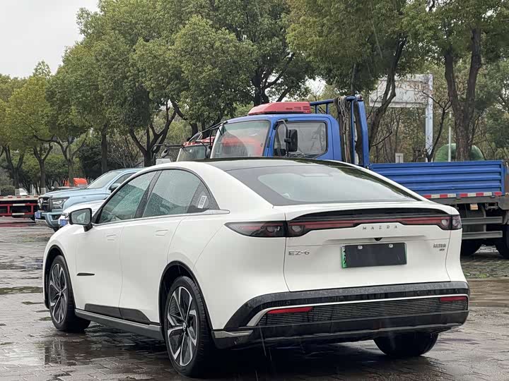 Photo 3 - Mazda EZ-6