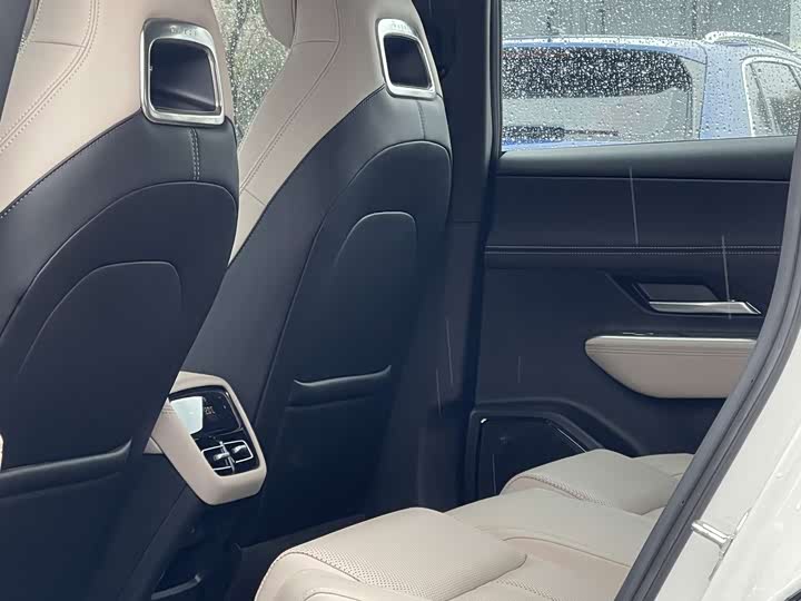 Photo 8 - Mazda EZ-6