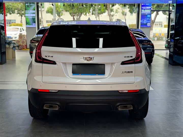 Фото 8 - Cadillac XT4