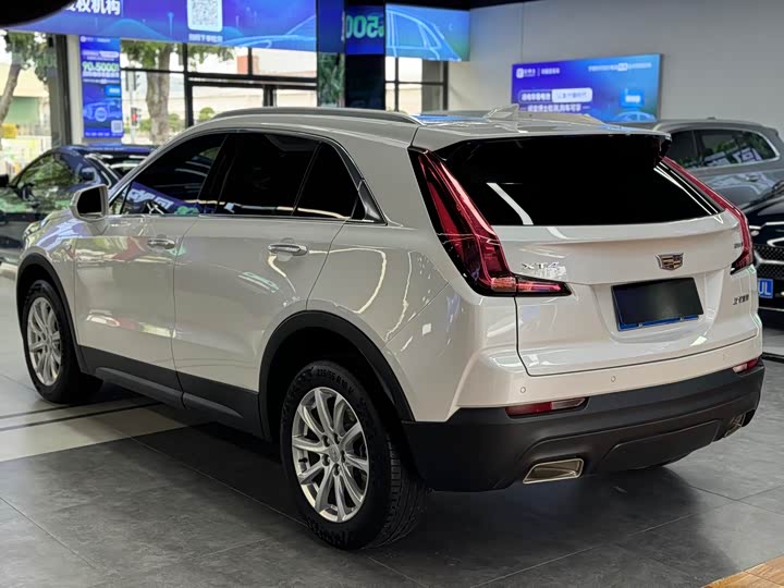 Фото 9 - Cadillac XT4