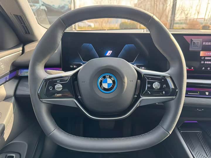 Фото 8 - BMW i5
