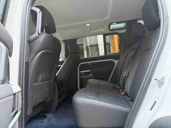 Photo 6 - Land Rover Defender