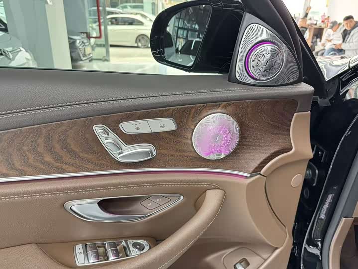 Photo 9 - Mercedes-Benz E-Class