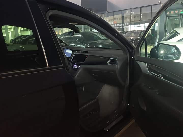 Фото 8 - Cadillac XT6