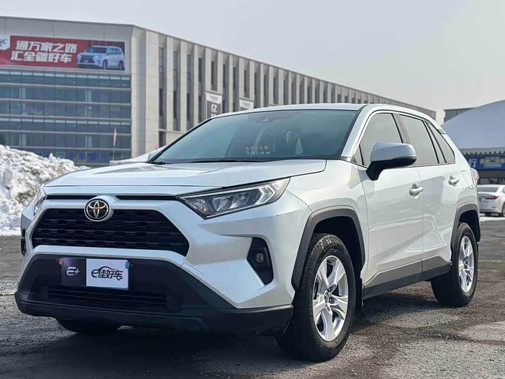 Фото 1 - Toyota RAV4