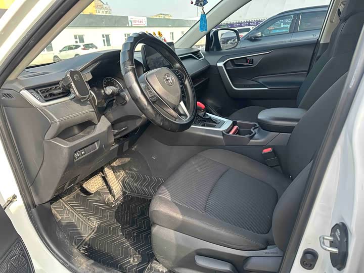 Фото 4 - Toyota RAV4