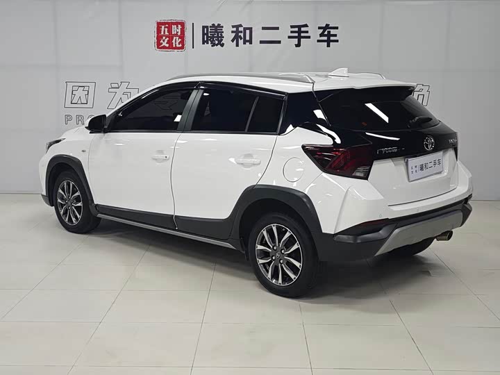 Фото 4 - Toyota Yaris L Hatchback