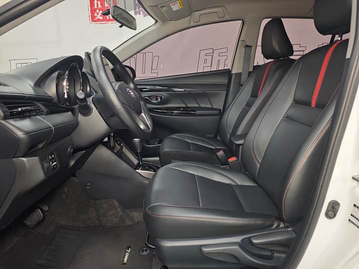 Фото 8 - Toyota Yaris L Hatchback