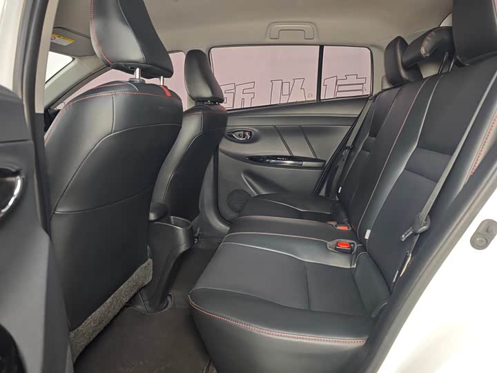 Фото 9 - Toyota Yaris L Hatchback