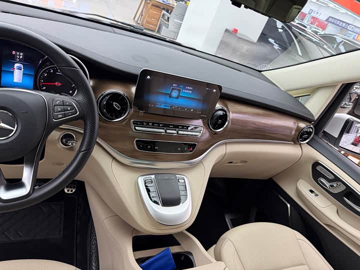 Фото 9 - Mercedes-Benz V-Class