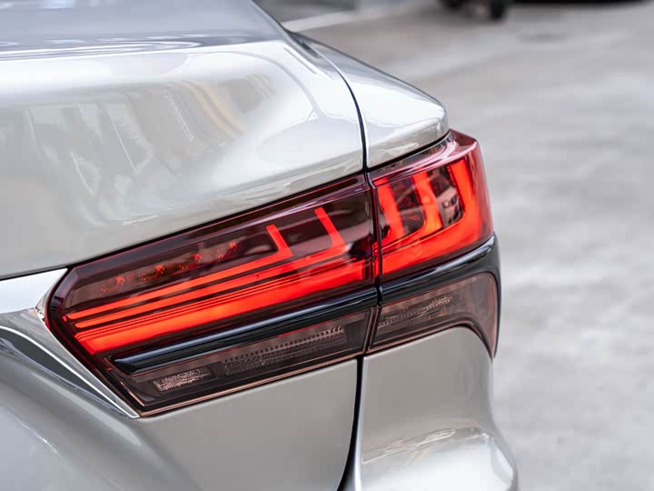 Фото 7 - Lexus LS