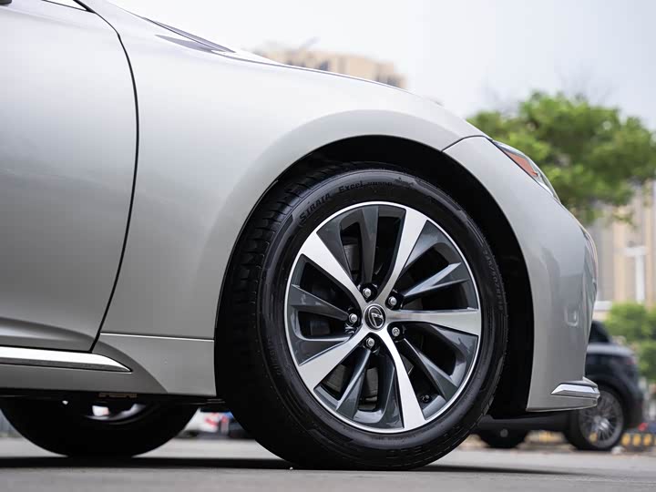 Фото 8 - Lexus LS