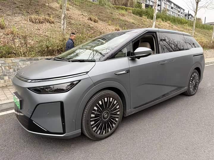 Фото 1 - XPeng X9