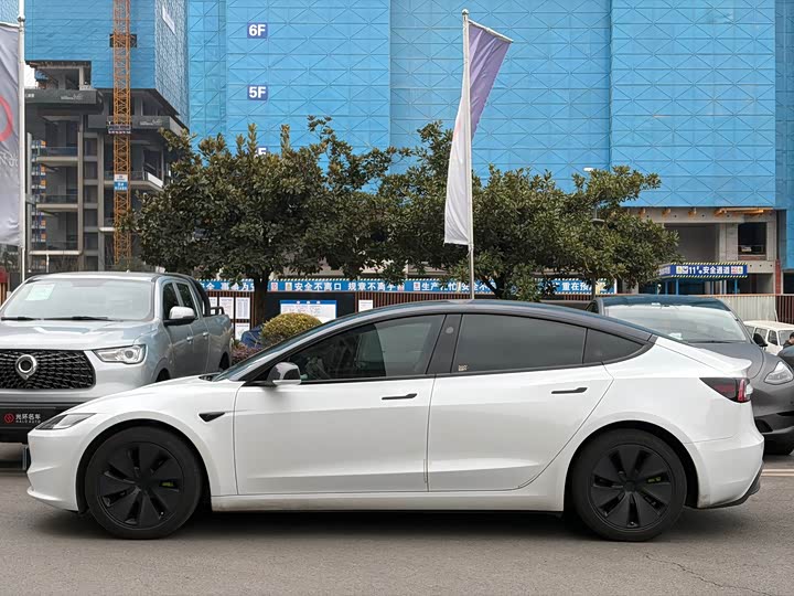 Фото 3 - Tesla Model 3