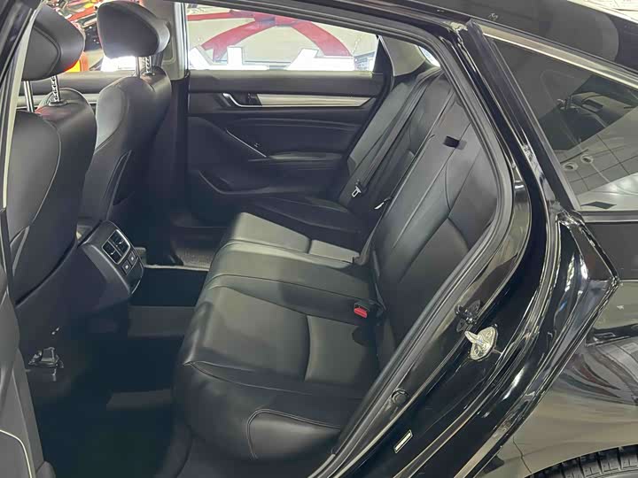 Фото 8 - Honda Accord