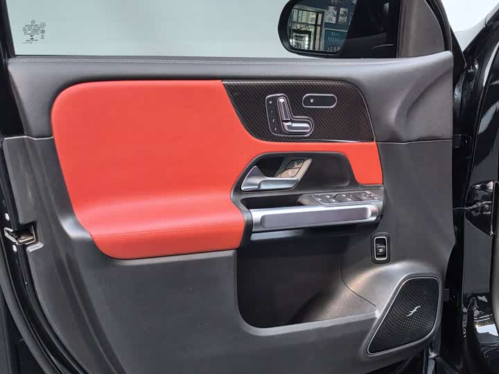 Фото 9 - Mercedes-Benz GLB-Class AMG