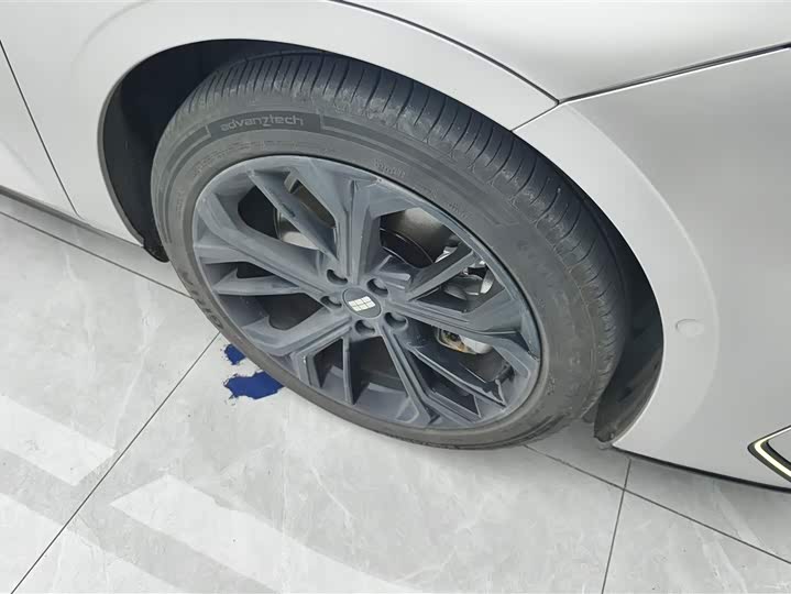 Фото 6 - Geely Galaxy E8