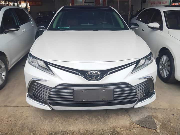 Фото 2 - Toyota Camry