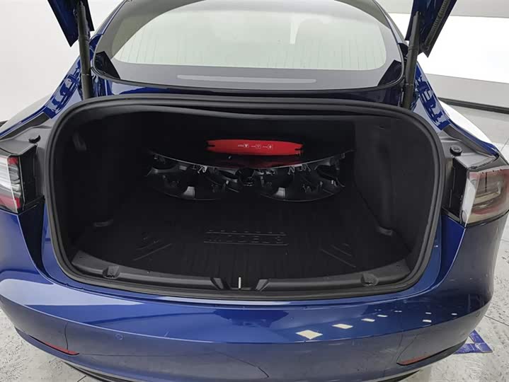 Фото 4 - Tesla Model 3