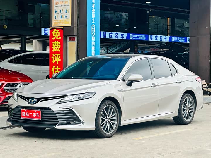 Фото 1 - Toyota Camry