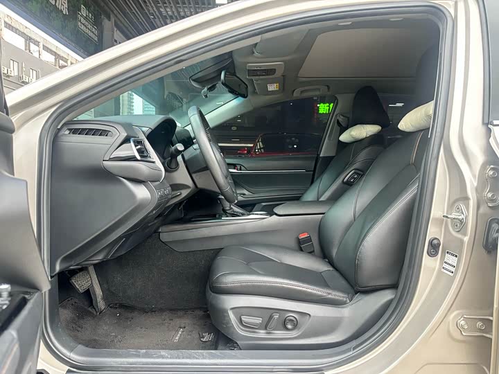 Фото 4 - Toyota Camry