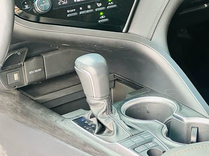 Фото 8 - Toyota Camry