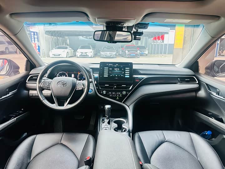 Фото 9 - Toyota Camry