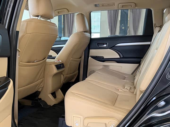 Фото 7 - Toyota Highlander