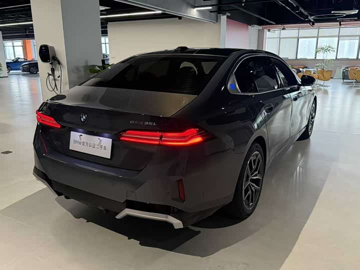 Фото 5 - BMW i5