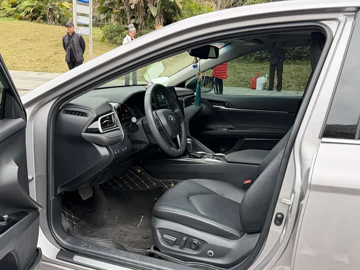 Фото 4 - Toyota Camry